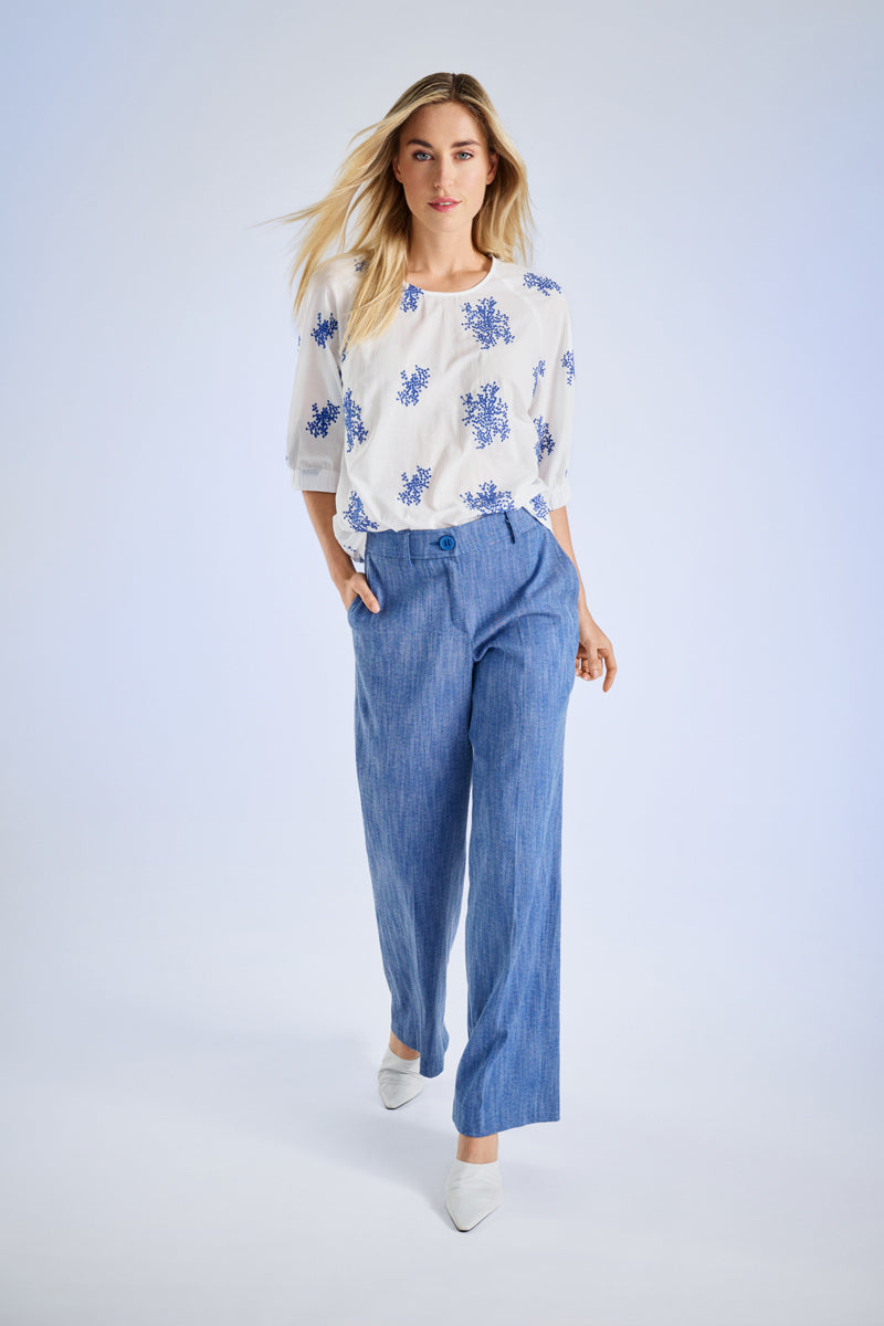 Witte bloes met geborduurde blauwe bloemen