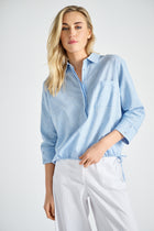 Katoenen gestropte lichtblauwe bloes