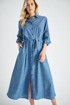 Robe longue et large en denim ceinturée