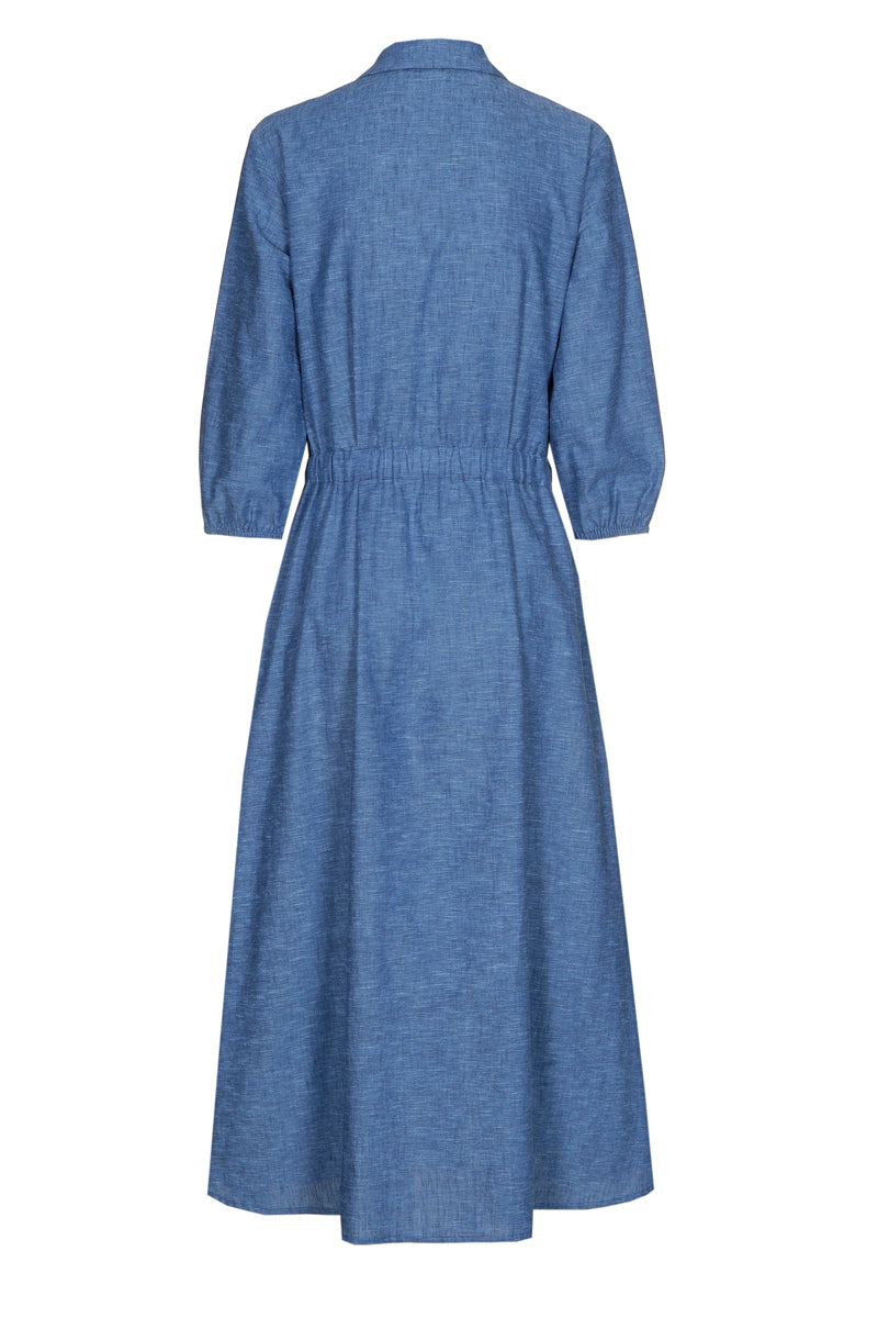 Robe longue et large en denim ceinturée
