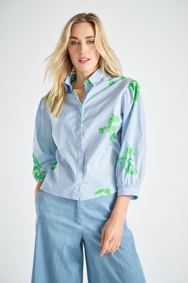 Lichtblauwe bloes met groene bloemen