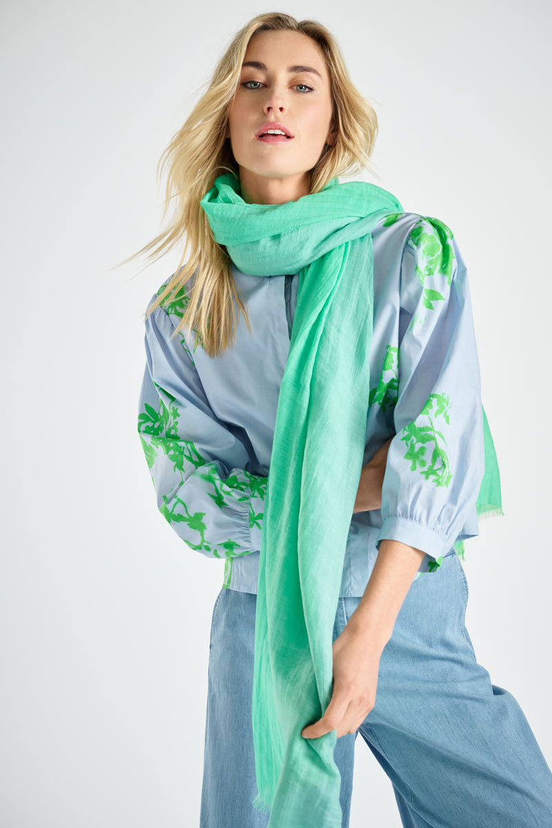 Lichtblauwe bloes met groene bloemen