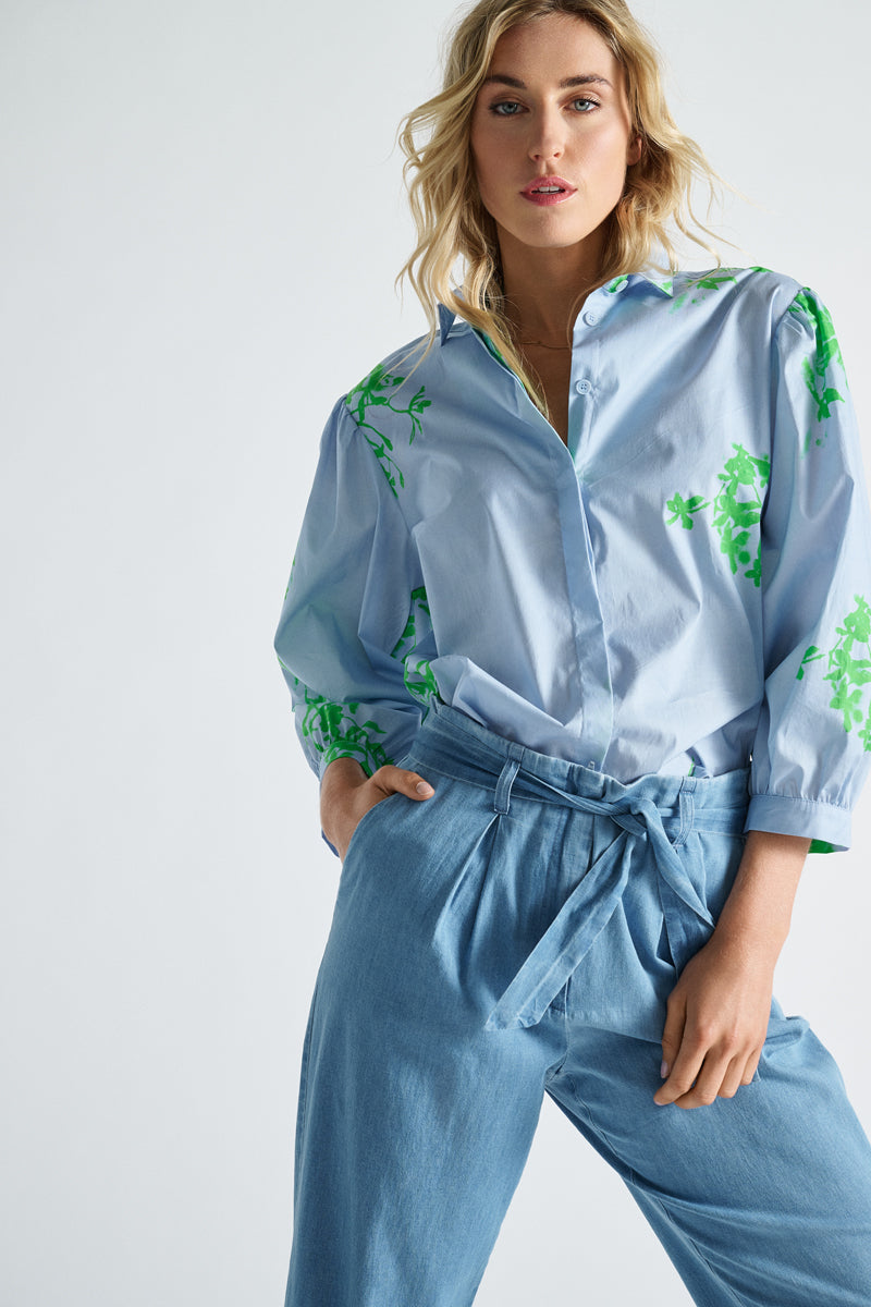 Lichtblauwe bloes met groene bloemen