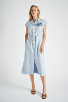 Robe denim boutonnée et ceinturée