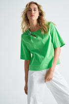 Grünes shirt with brooch at the collar
