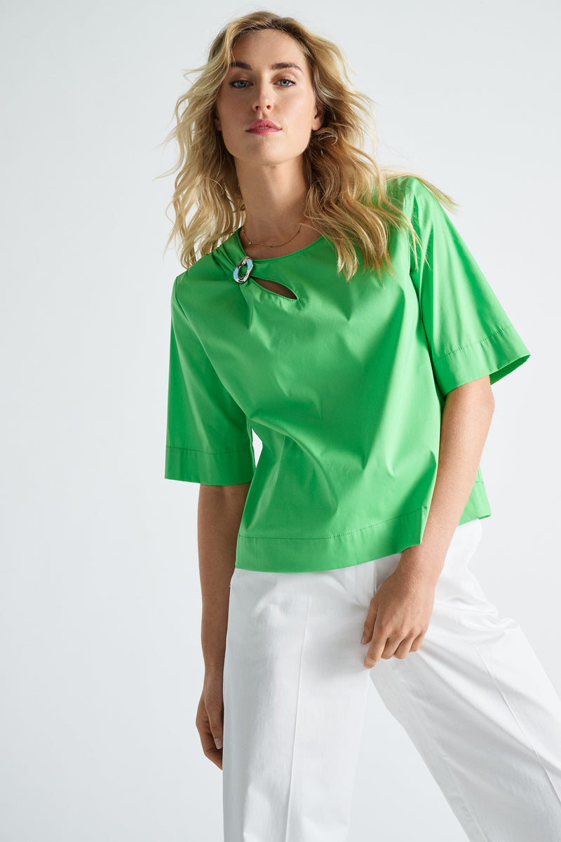 Grünes shirt with brooch at the collar