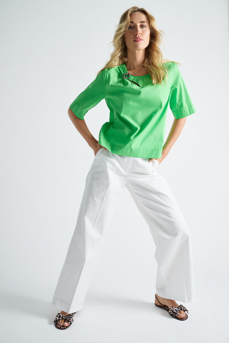 Grünes shirt with brooch at the collar