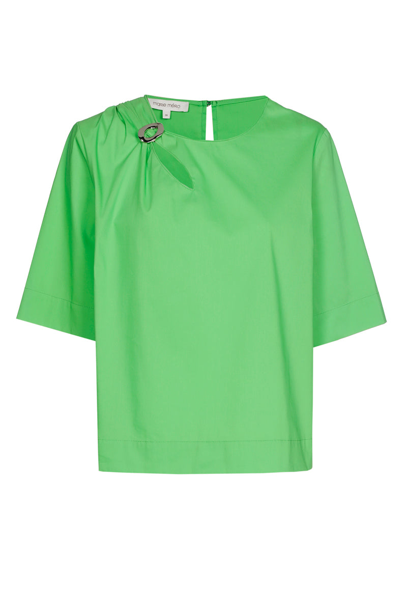 Grünes shirt with brooch at the collar