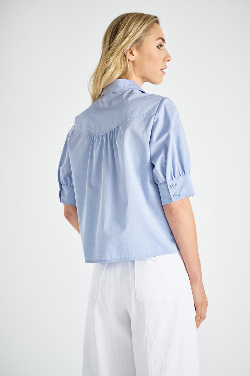 Lichtblauw bloesje met korte mouwen