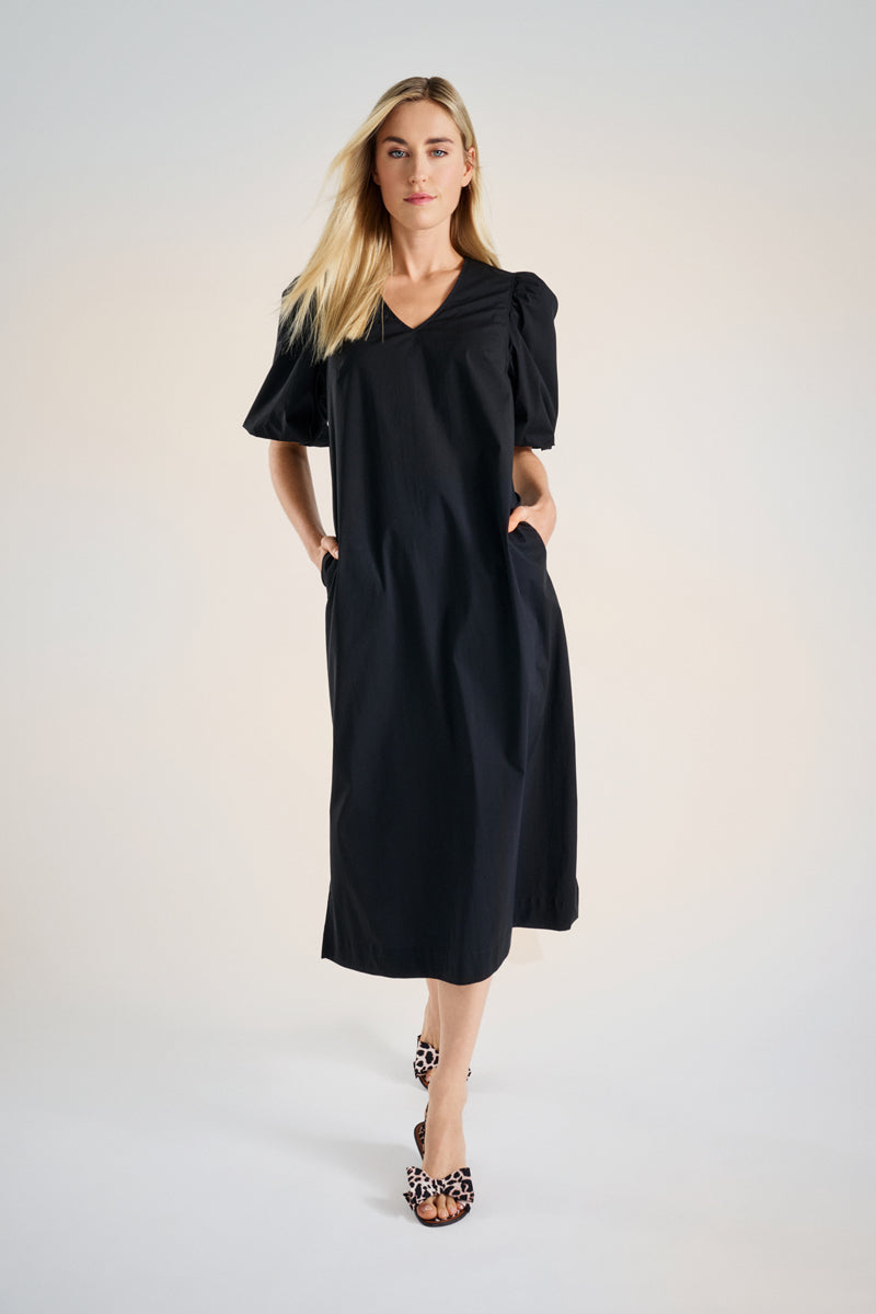 Robe midi noire à manches trois quarts bouffantes