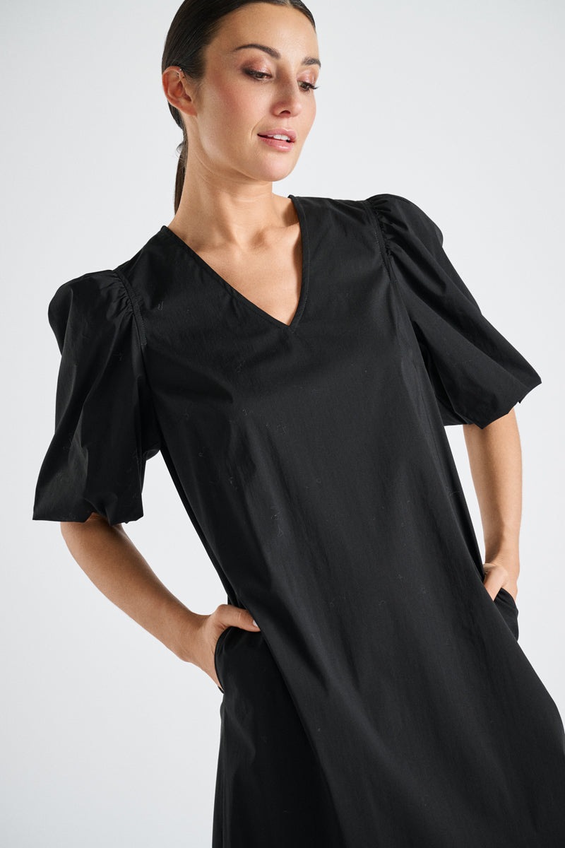 Robe midi noire à manches trois quarts bouffantes