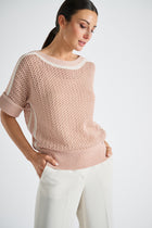 Pull en crochet rose avec lignes de couleur