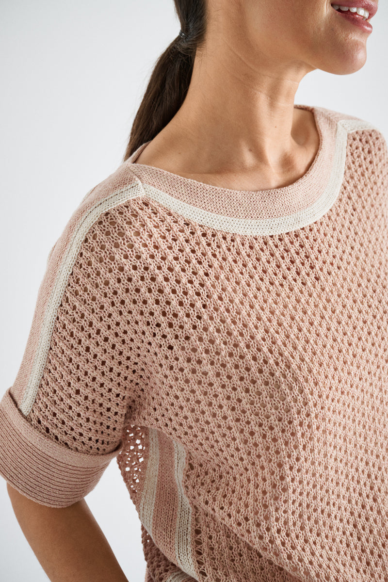 Pull en crochet rose avec lignes de couleur