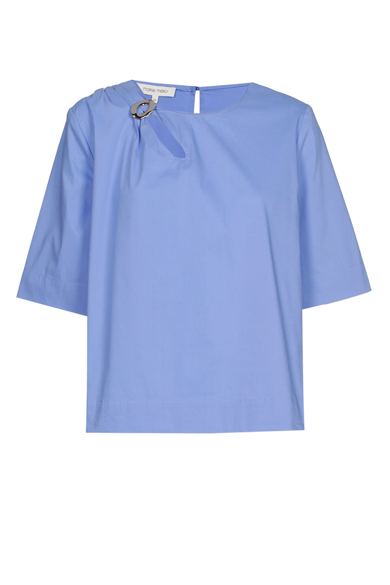 Lichtblauwe bloes met broche aan de hals