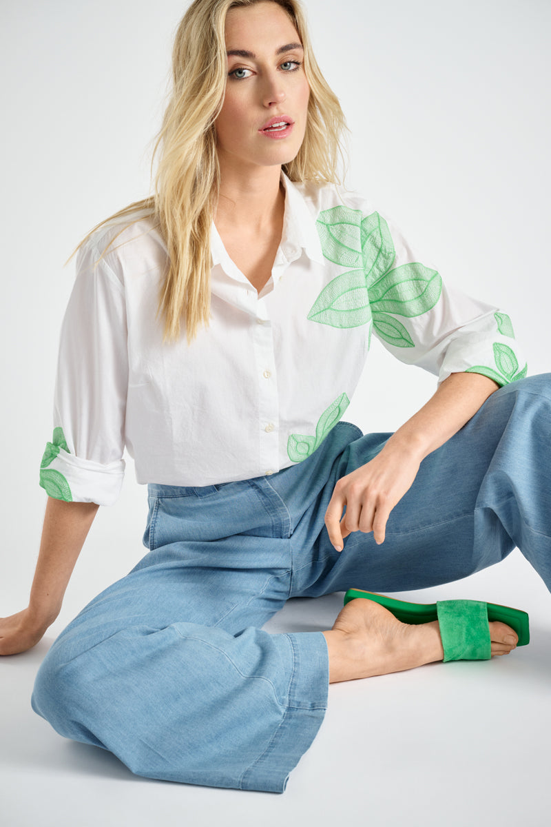 Witte bloes met groene bloem