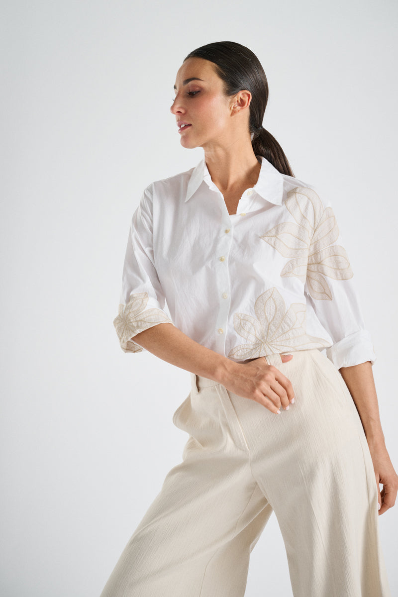 Witte bloes met beige bloem