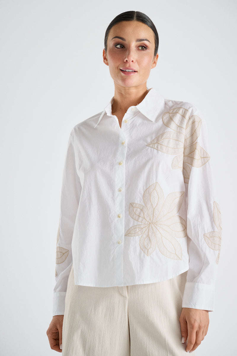 Witte bloes met beige bloem