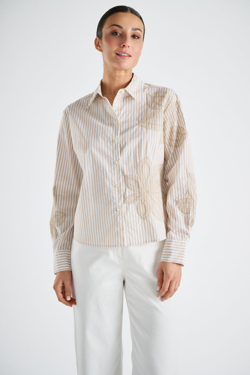 Gestreepte bloes met beige bloem