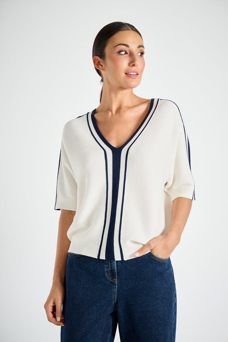 Pull écru à bords bleu marine
