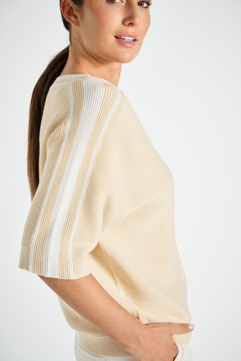 Crèmekleurige pull met ecru strepenpatroon