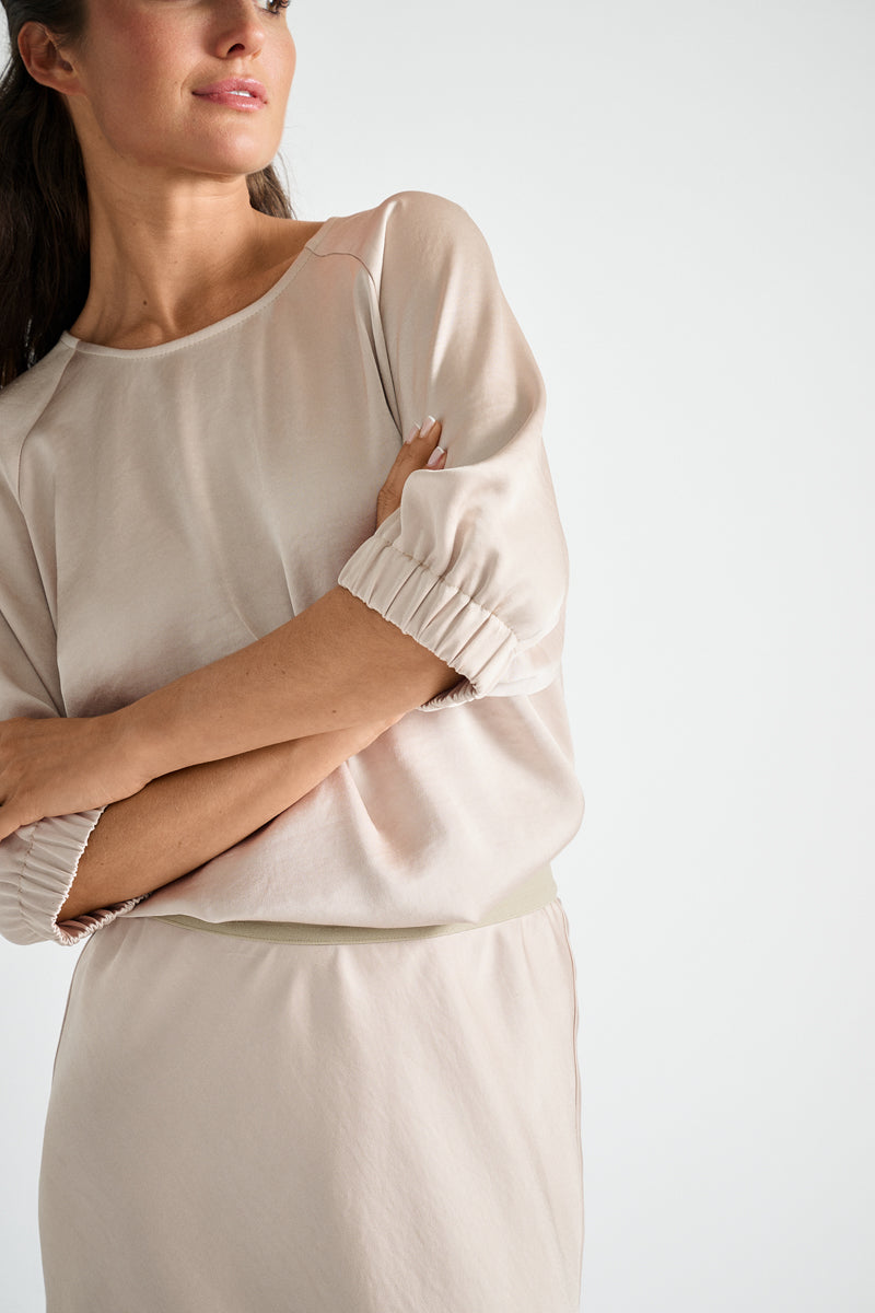 Beige bloes in satijnlook