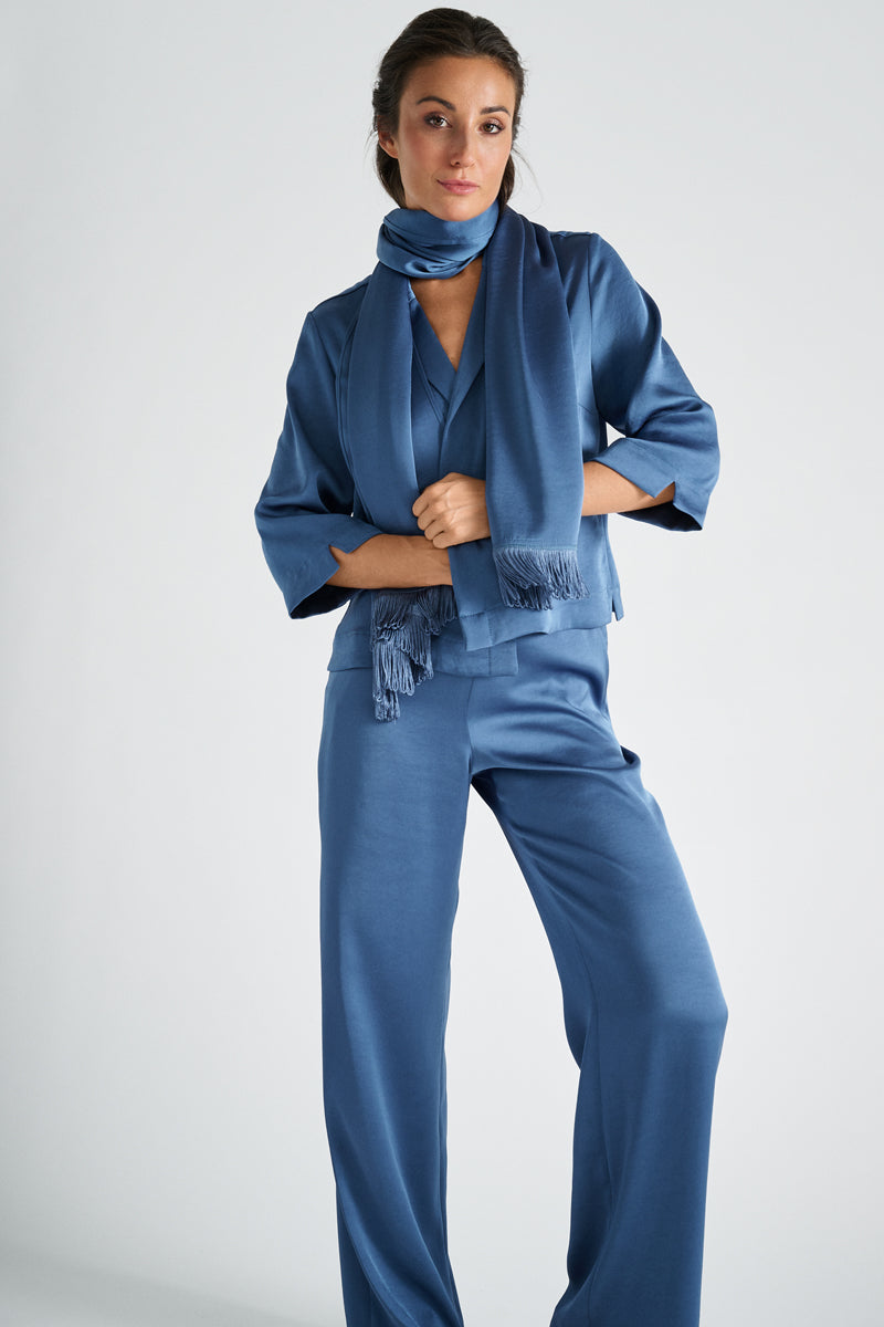 Kort blauw bloesjasje in satijnlook