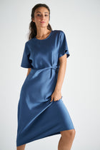 Blauw kleed met korte mouw in satijnlook