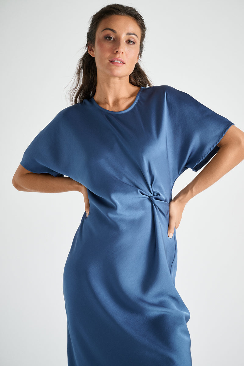 Blauw kleed met korte mouw in satijnlook