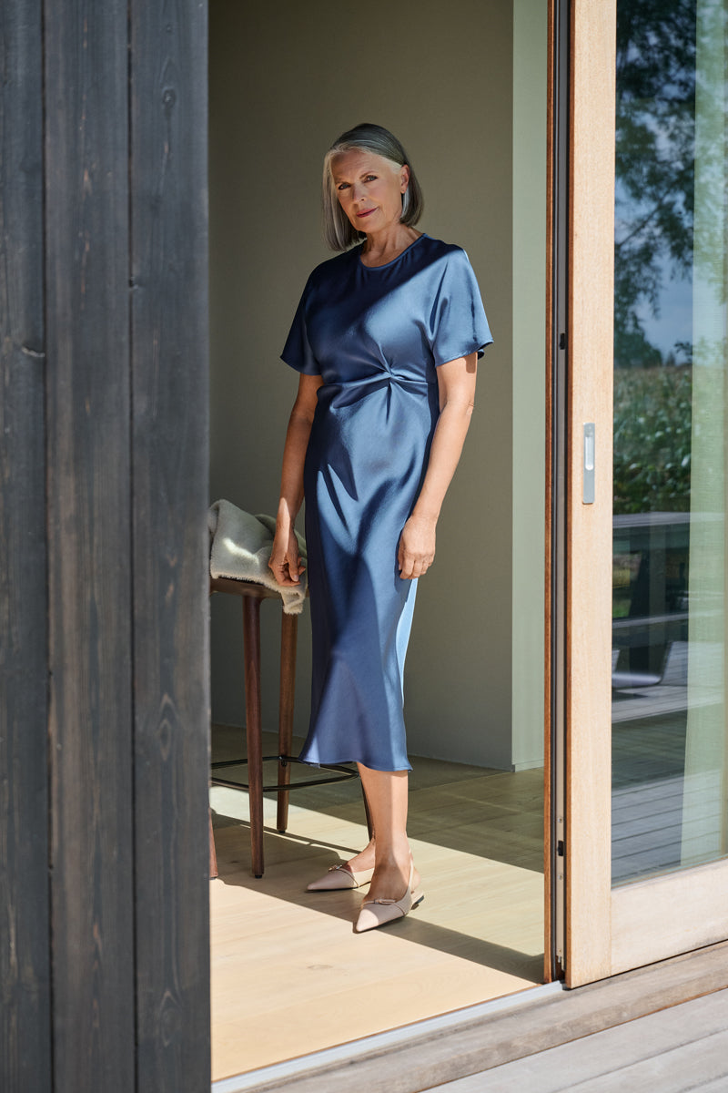 Blauw kleed met korte mouw in satijnlook