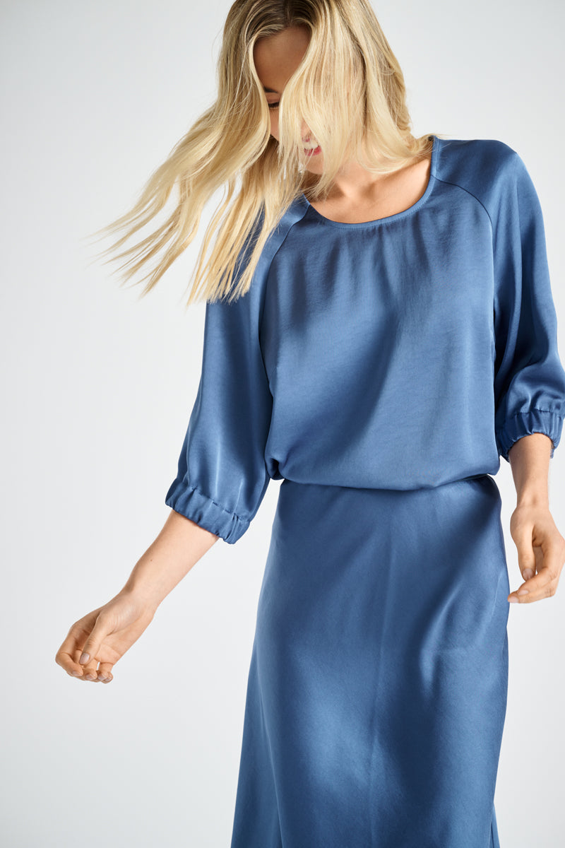 Blauwe bloes in satijnlook