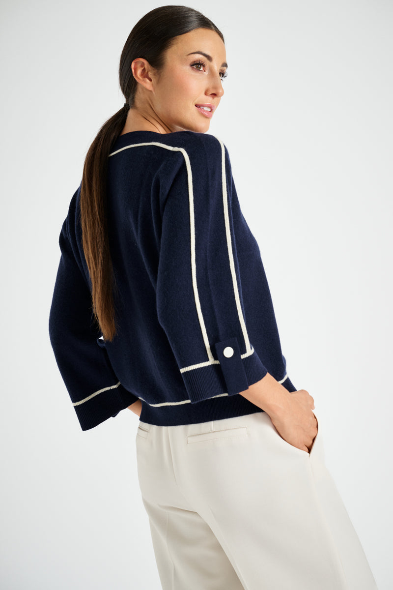 Marineblauwe pull met ecru boorden