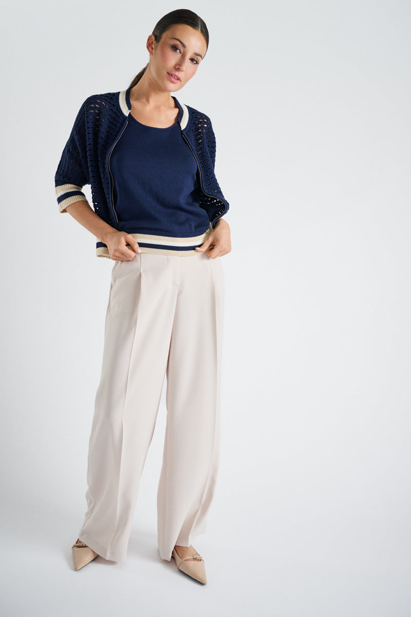 Marineblauwe top met contrastboorden