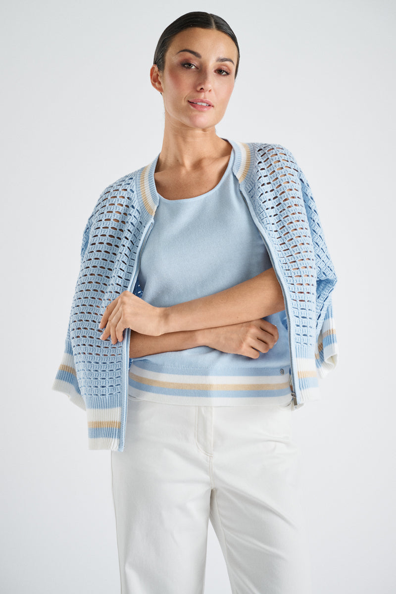 Lichtblauwe top met boord in beige en wit