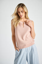 Roze mouwloze top met mooie halsuitsnijding