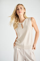 Ivoor mouwloze top met mooie halsuitsnijding