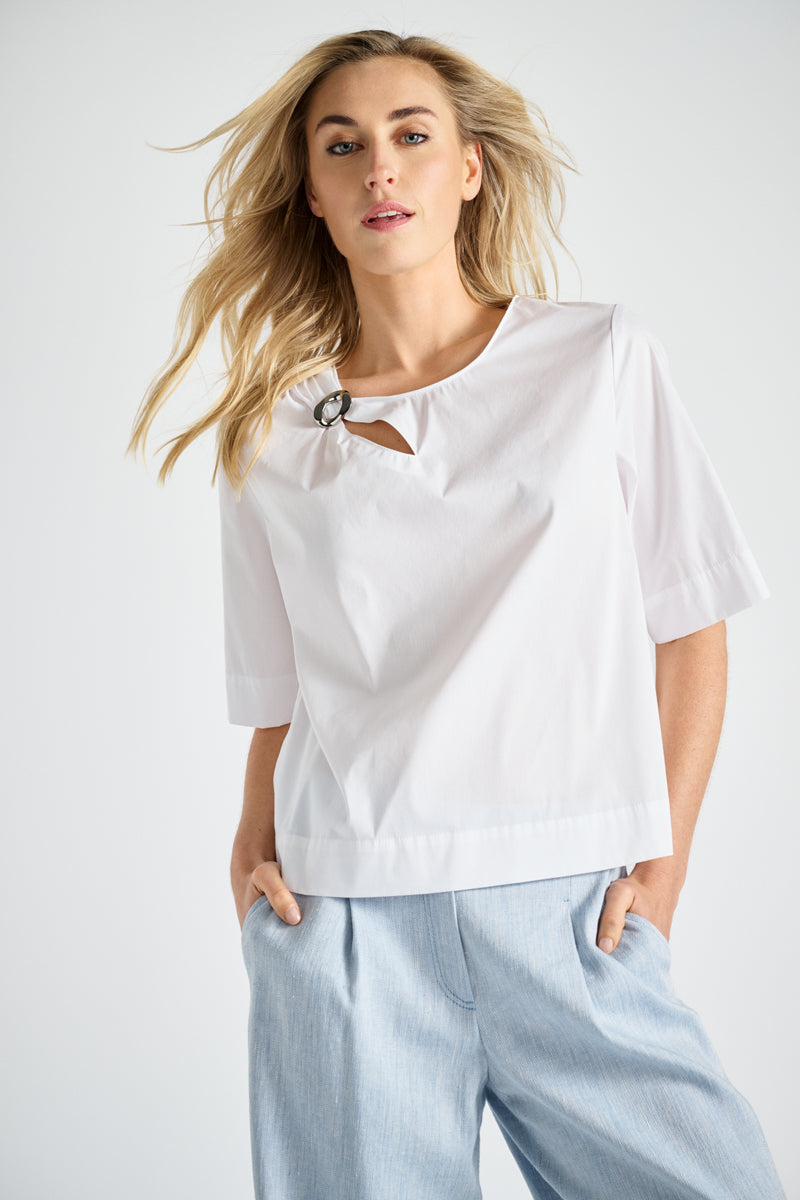 Chemisier blanc avec broche au décolleté