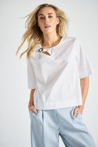 Chemisier blanc avec broche au décolleté