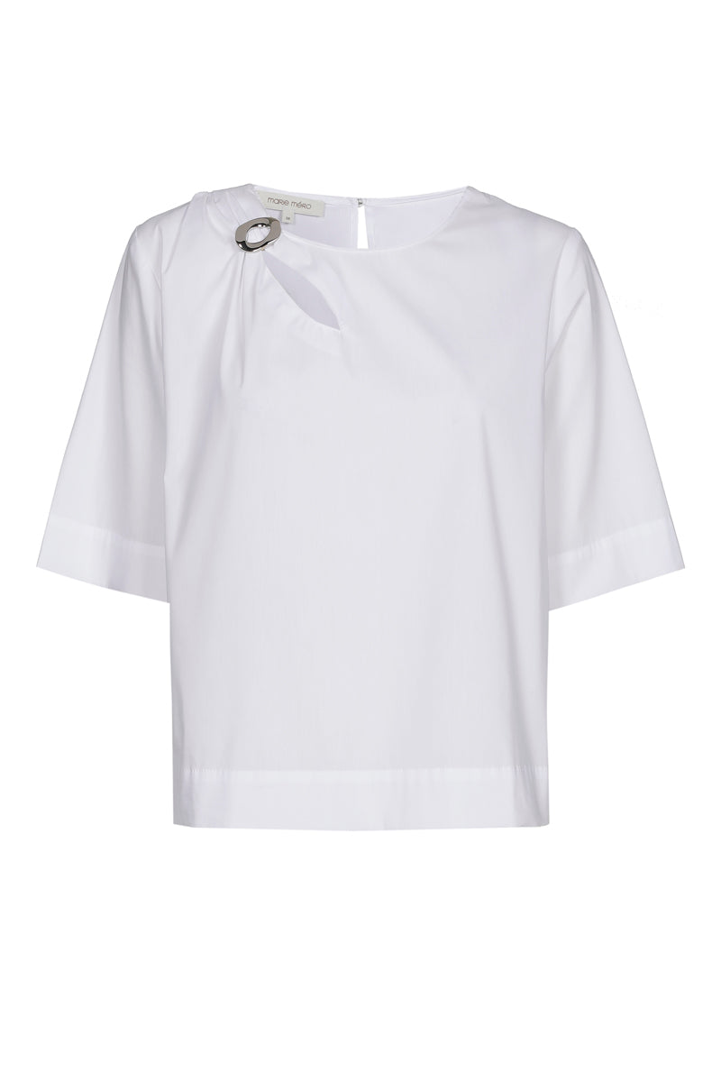 Chemisier blanc avec broche au décolleté