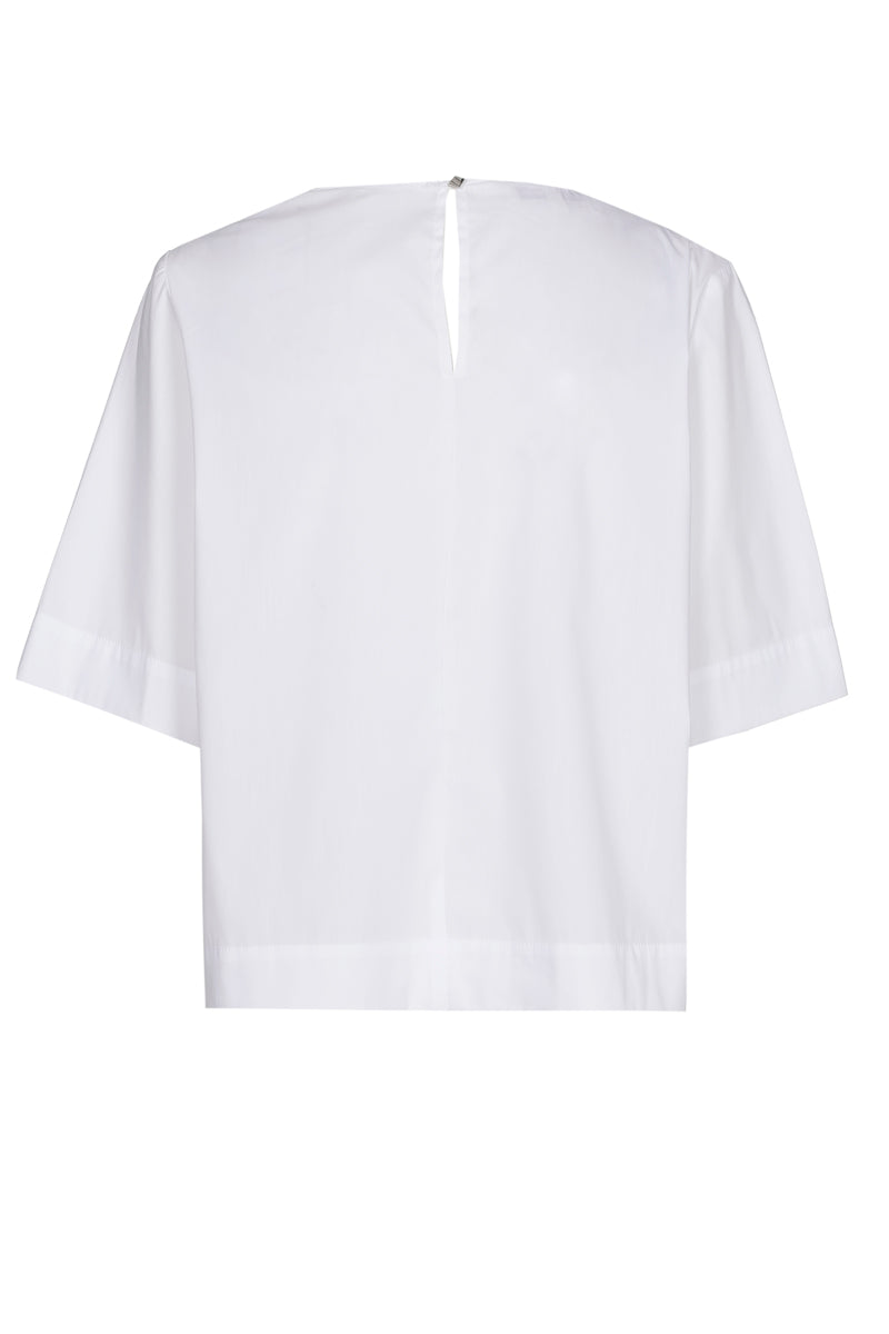 Chemisier blanc avec broche au décolleté