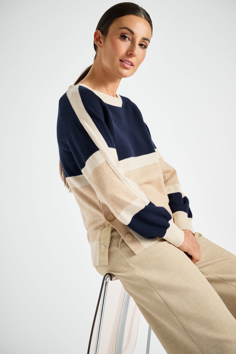 Pull met marineblauwe en beige strepen