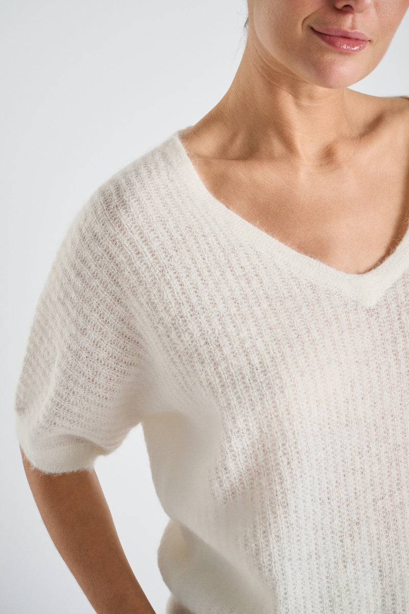 Short sleeve cream v-neck sweater alpaca
