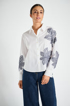 Witte bloes met blauwe bloem
