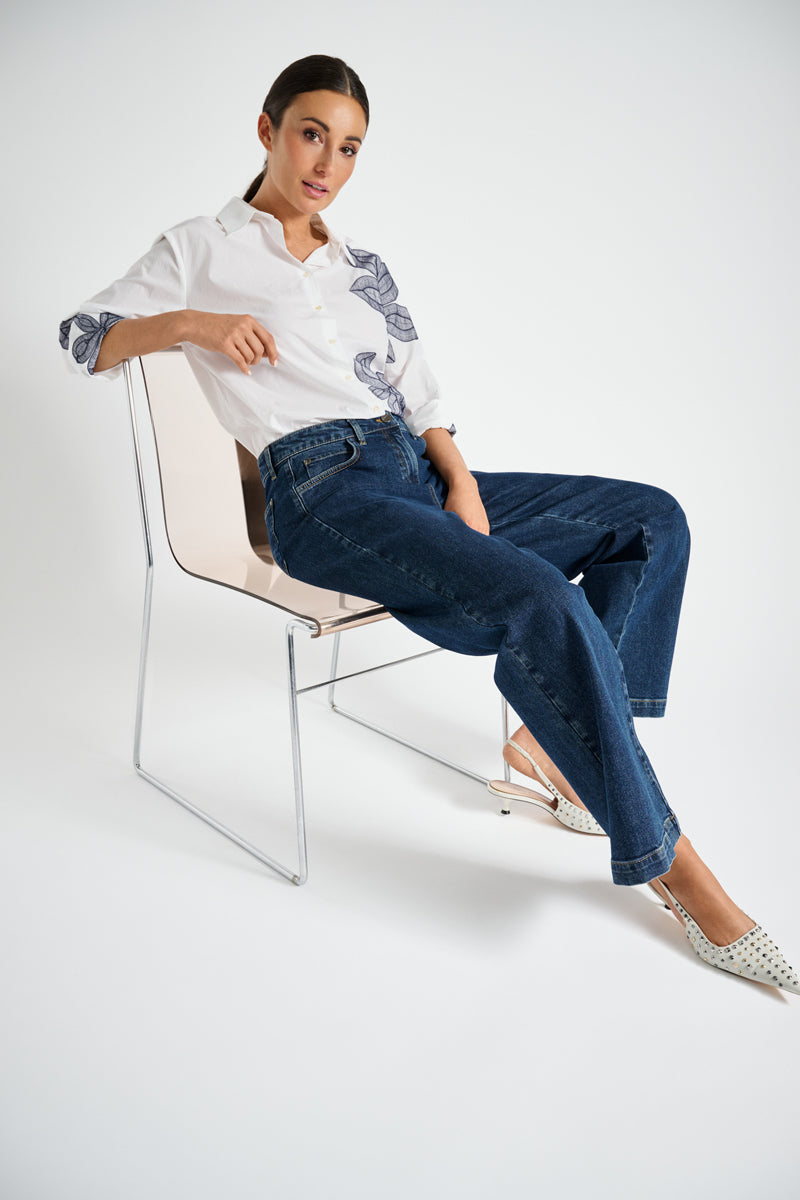 Chemisier blanc avec fleur bleue