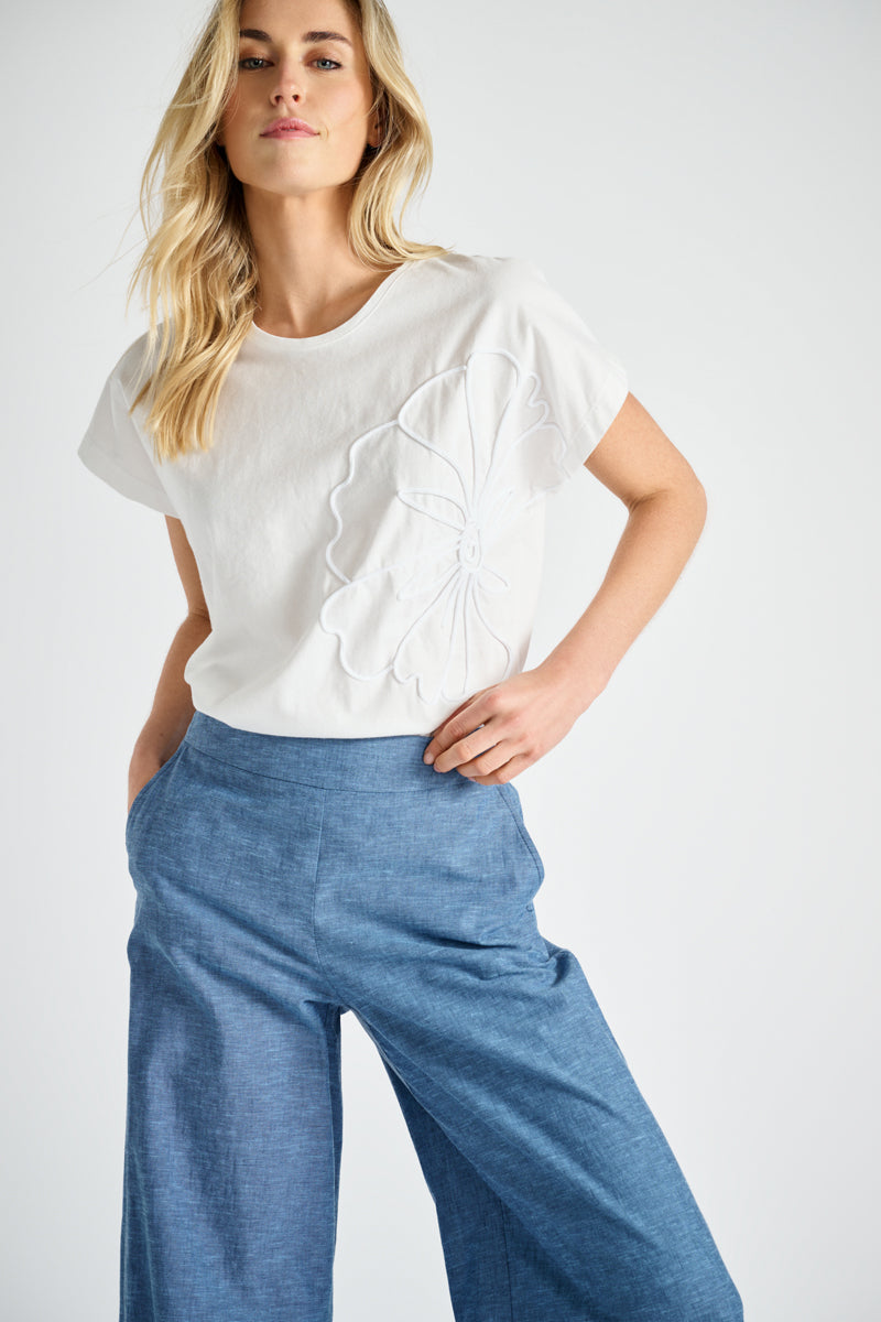 T-shirt blanc avec fleur blanche brodée