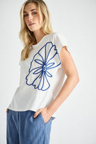 T-shirt blanc avec fleur bleue brodée