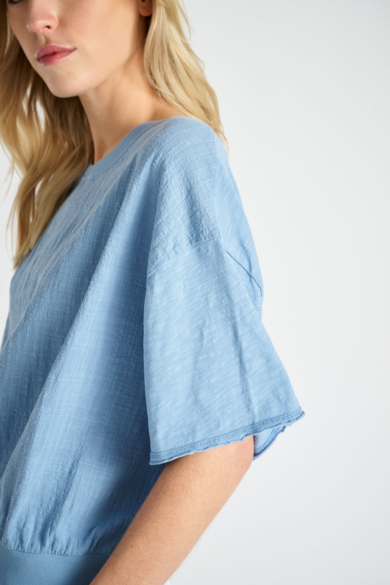 Blauw t-shirt in gerimpeld katoen