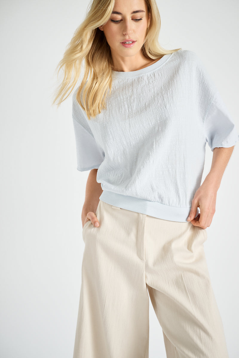 Lichtblauw t-shirt in gerimpeld katoen