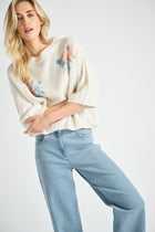 Crèmekleurige pull met frisse bloemenprint