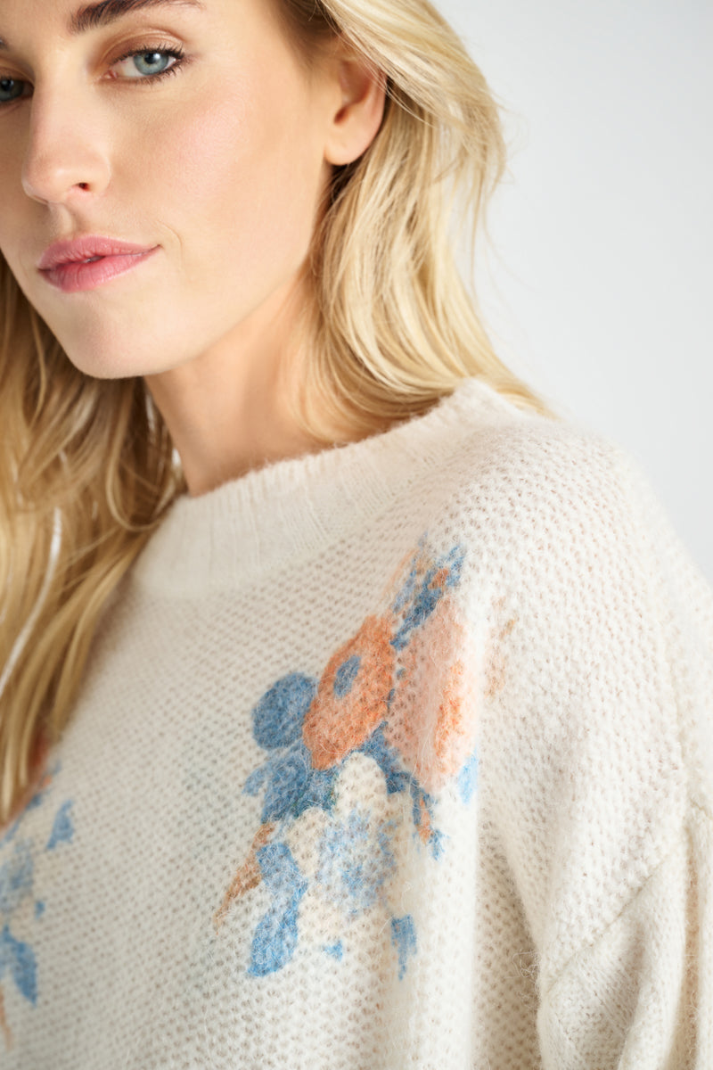 Crèmekleurige pull met frisse bloemenprint