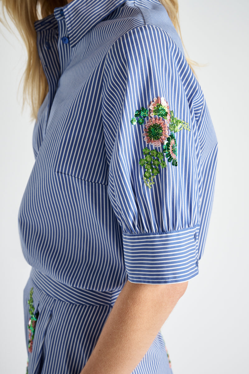 Lichtblauw gestreept bloesje met korte mouwen